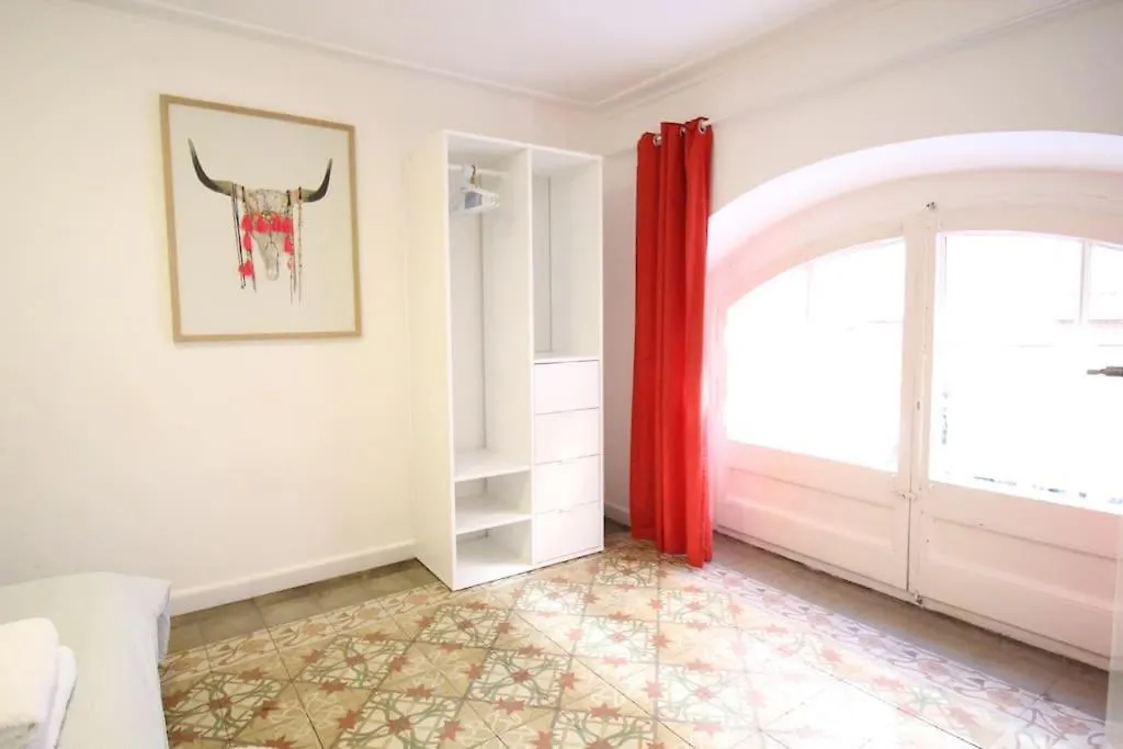 Revamped Historic 3 Rooms Apartment In Barcelona Center