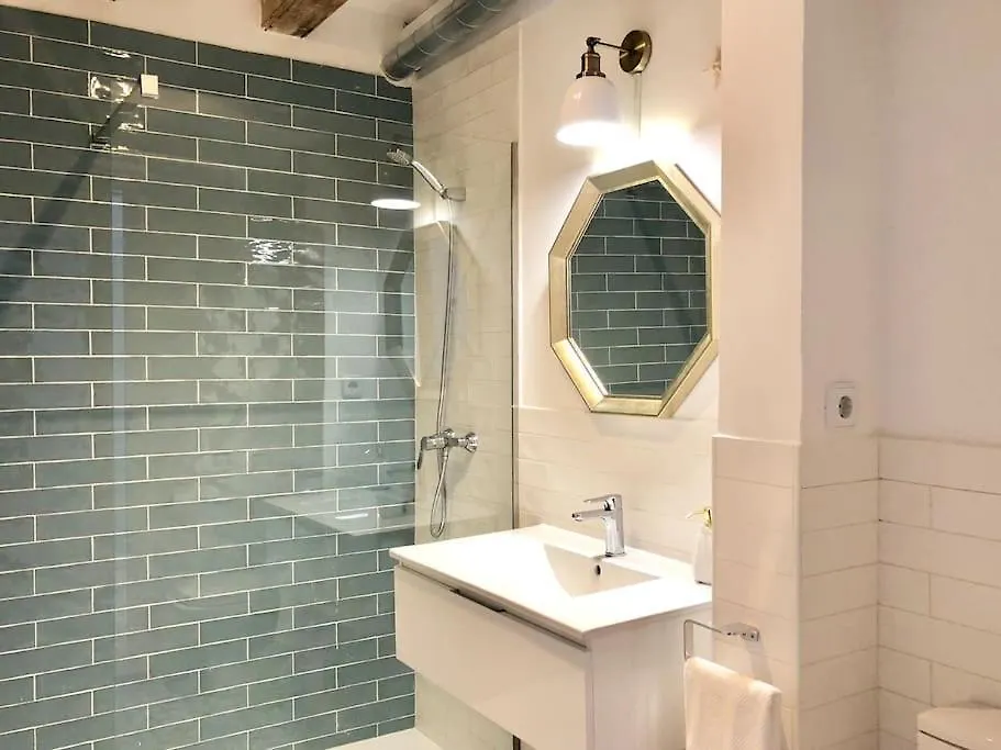 Revamped Historic 3 Rooms Apartment In Barcelona Center